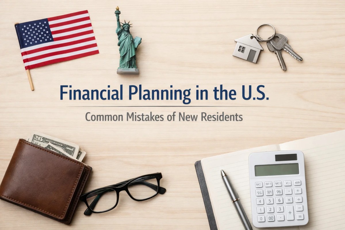 A clean and organized flat lay featuring symbols of life in the United States, including an American flag, a small Statue of Liberty figure, house keys, a wallet with cash, eyeglasses, a notebook, and a calculator on a wooden background. Centered text reads “Financial Planning in the U.S.: Common Mistakes of New Residents,” visually reinforcing finance tips for newcomers managing money and adapting to a new financial system.